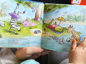 kinderhandjes houden prentenboek vast, giraf gaat slapen review