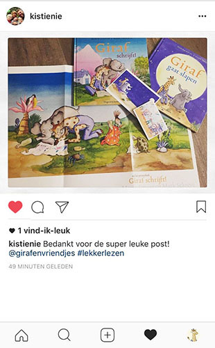 boek en pster met ansichtkaarten Giraf schrijft! foto op instagram