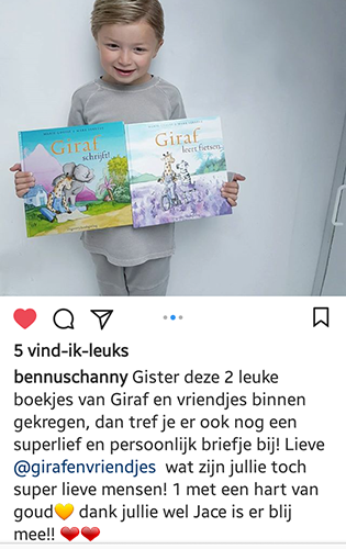 kleuter houd prentenboeken vast, giraf leert fietsen, giraf schrijft