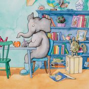 Olifant gaat naar de basisschool. Olifant schrijft aan tafel, met blauwe boekenkast.