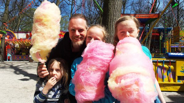 mark sekreve mewt kinderen en suikerspin op de kermis, opvoedkunst