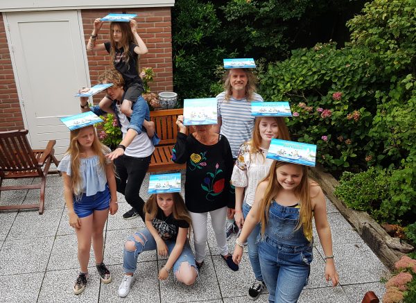 de familie sekreve poseert voor de presentatie van giraf gaat logeren